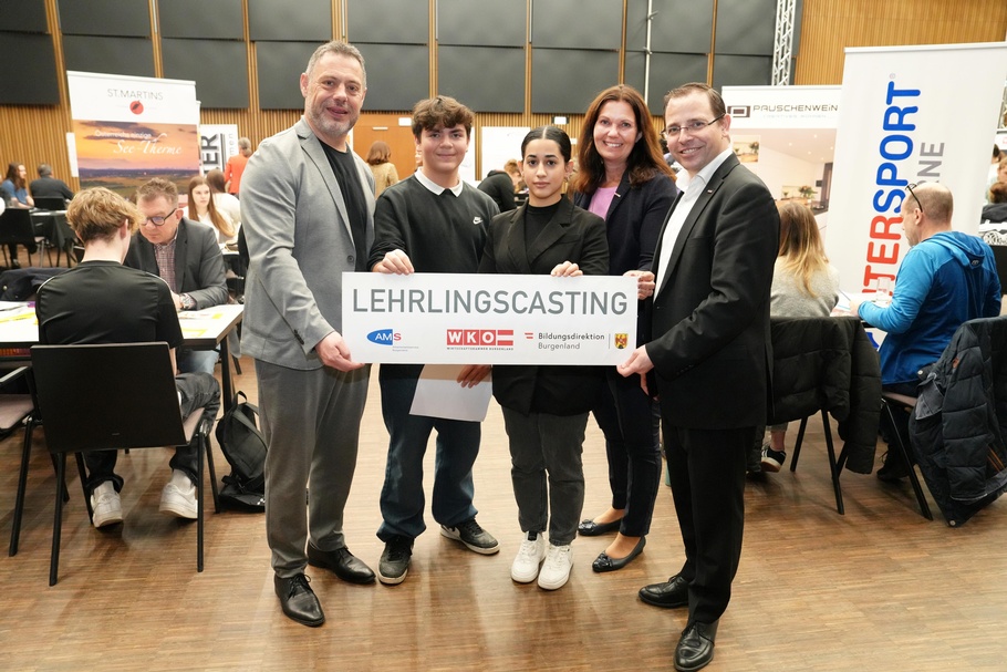 AMS Mattersburg- Geschäftsstellenleiter Markus Plattner, Schüler Darius Scheiber, Schülerin Senel Vural, WK-Regionalstellenobfrau Melanie Eckhard und Wirtschaftskammerpräsident Andreas Wirth (v. l.). 