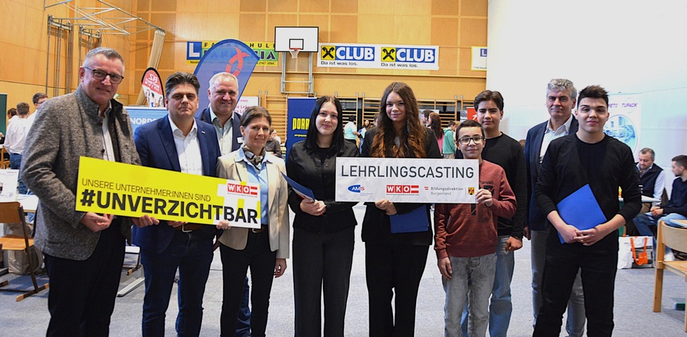 Regionalstellenleiter Harald Pokorny, Regionalstellenobmann Christoph Pöck, Christoph Ley (AMS-Regionalstelle), Margit Luisser (Direktorin PTS und NMS Neusiedl), die Schülerinnen Lea Beck und Antonella Pejic, die Schüler Furkan Kizilismate und Enes Yigit sowie Schulqualitätsmanager Werner Zwickl und Schüler Tarek Koczor (v. l.) 