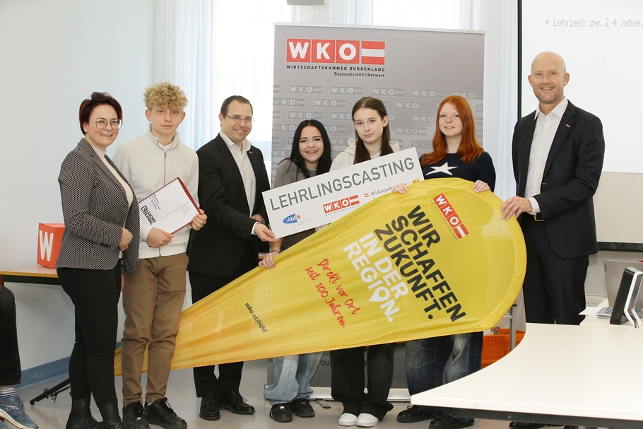 Tanja Stöckl (WK-Regionalstellenobfrau), Maximilian Augustin (Schüler), Andreas Wirth (Wirtschaftskammerpräsident), Lea Friedrich, Summer Budal, Josephine Rehmann (Schülerinnen) und Martin Horvath (WK-Vizepräsident) (v. l.).
