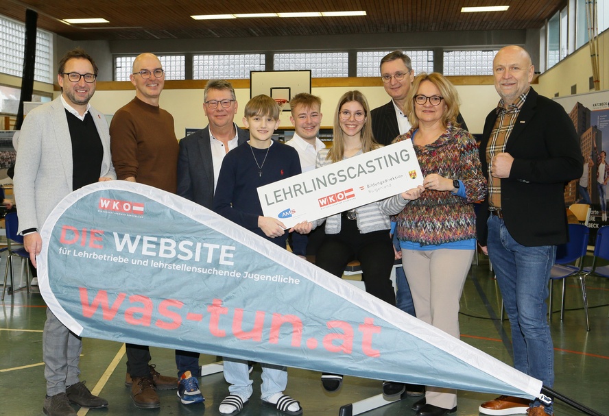 Jürgen Dolesch (Bürgermeister), Hannes Decker (Direktor MS und PTS Stegersbach), Roman Eder (Regionalstellenobmann), Moritz Mercsanits, Manuel Malits, Laura Kroboth, Thomas Novoszel (Regionalstellenleiter), Sonja Marth (AMS-Geschäftsstellenleiterin Stegersbach/Jennersdorf) und Peter Strobl (Innungsmeister der Landesinnung der Hafner, Platten- und Fliesenleger und Keramiker) (v. l.)