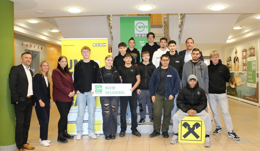 Vertriebsleiter Joachim Schwarz (l.), Kundenberaterin Anja Müllner (2. v. l.) und Versicherungsberater Michael Benedek von der Raiffeisenbezirksbank Oberwart eGen. (hinten r.)  mit den Teilnehmern des Lehrlingsworkshops in Oberwart.