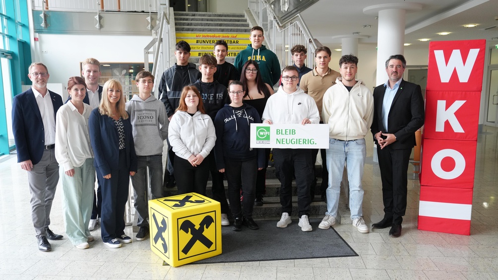 Ewald Hombauer (Spartengeschäftsführer Industrie), Catharina Ferencsak (WK), Patrick Pingitzer und Jutta Andre (Raiffeisenlandesbank Burgenland) (v. l.) sowie WIFI-Institutsleiter Thomas Jestl (r.) mit den Jugendlichen. 