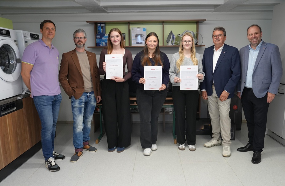 Berufsschullehrer Peter Bauer, Landesgremialobmann Philipp Reichart, Lara Marie Lehninger, Selina Neuhauser, Selina Michtich, KommR Gerald Gurdet (Landesgremialobmann-Stv.) und Christoph Gruber (Spartengeschäftsführer) (v. l.) 