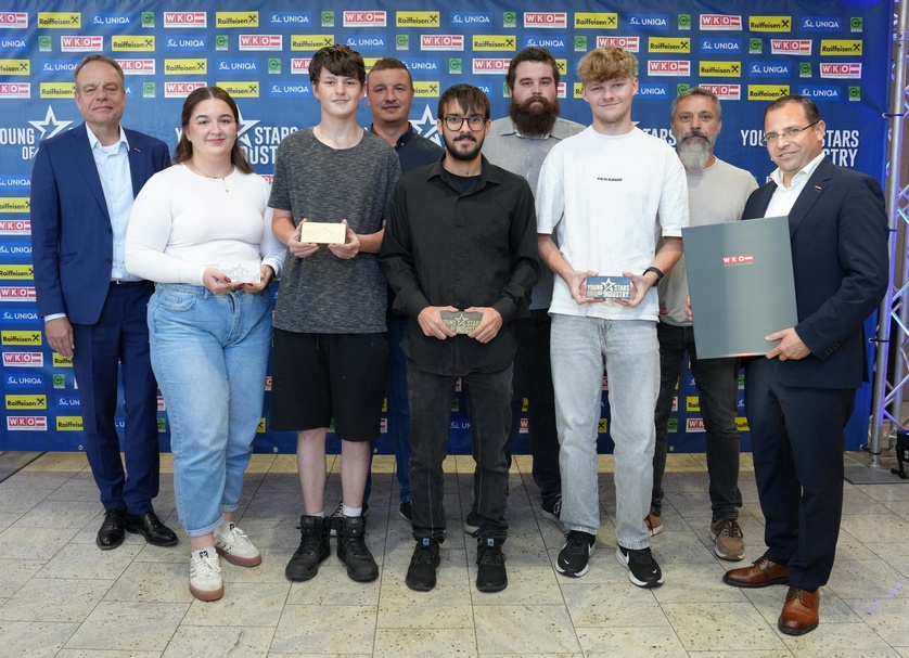 Lenzing Fibers GmbH: Spartenobmann KommR Christoph Blum, Vera Jagsch (Lehrling, 2. Lehrjahr), Lukas Stimpfl (Lehrling, 2. Lehrjahr), Patrick Hirschbeck (Ausbilder), Sebestyen Csoka (Lehrling, 3. Lehrjahr), Jan Gunz, Bastian Schweitzer (Lehrling, 4. Lehrjahr). Christian Pock (Firmenrepräsentant) und Wirtschaftskammerpräsident Mst. Andreas Wirth (v. l.)