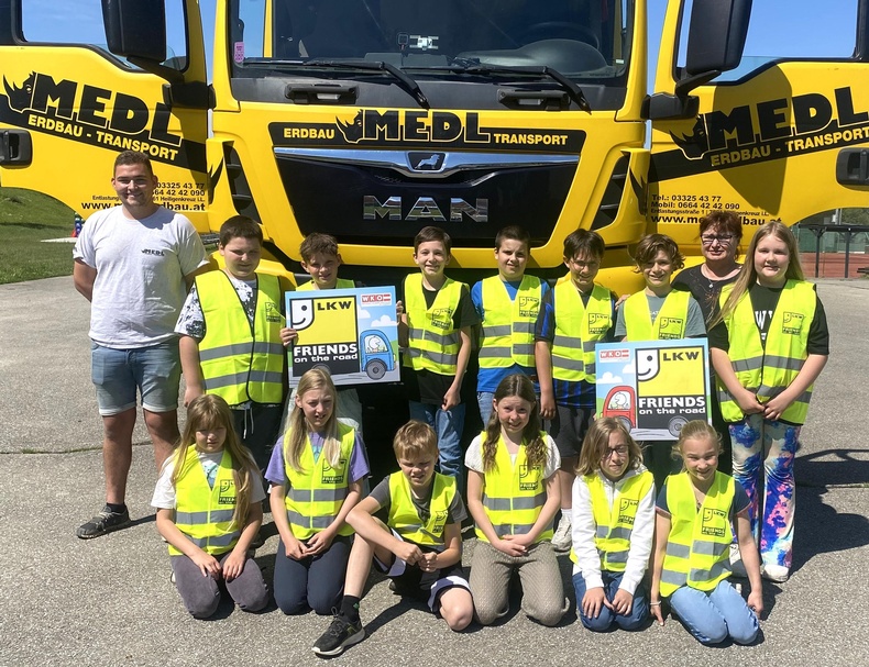Direktorin Claudia Kröpfl-Kögl und LKW-Fahrer Jonas Panner mit den Kindern der 4. Klasse der Volksschule St. Martin an der Raab