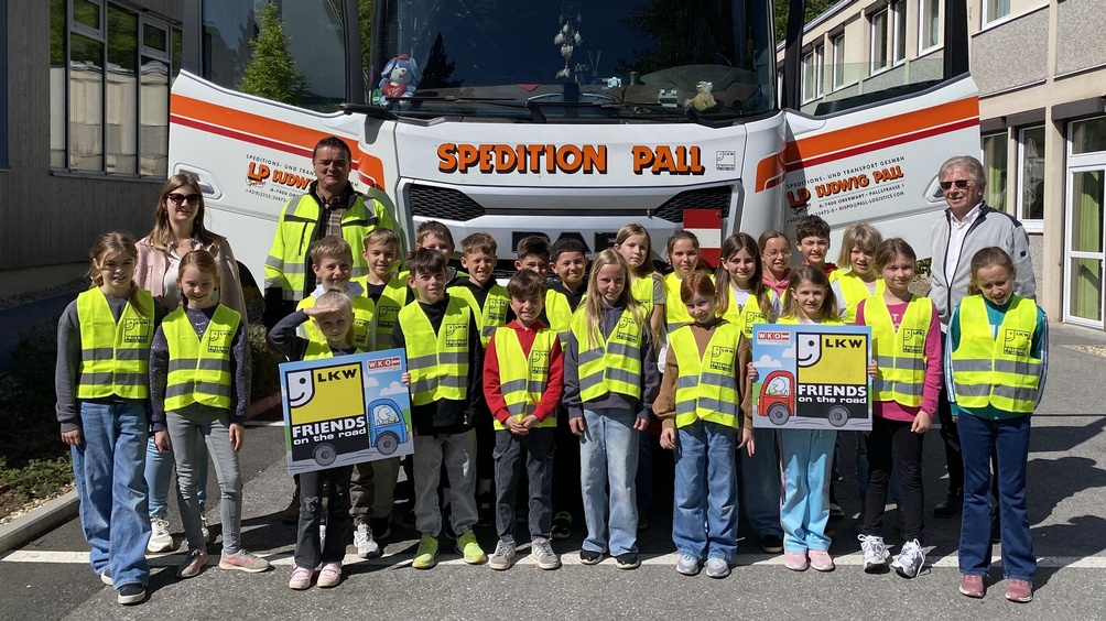 Klassenlehrerin Sabrina Schwarzl, LKW-Fahrer Peter Varga und Transportunternehmer Ludwig Pall mit den Kindern der 3. Klasse der Volksschule Bad Tatzmannsdorf
