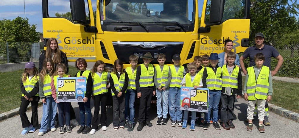 Schulassistentin Lisa Nitzky, Klassenlehrerin Sabine Fürlinger und LKW-Fahrer Guiseppe Cassisi mit den Kindern der 3. Klasse der Volksschule Leithaprodersdorf