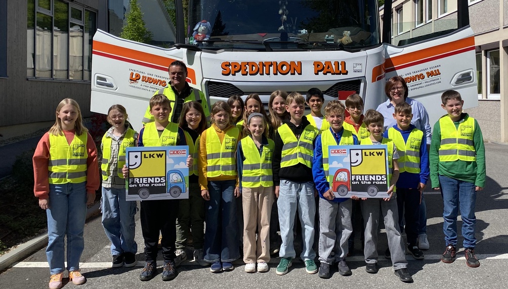 Klassenlehrerin Julia Rois und LKW-Fahrer Peter Varga mit den Kindern der <br />
4. Klasse der Volksschule Bad Tatzmannsdorf.