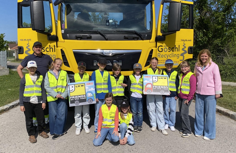 LKW-Fahrer Guiseppe Cassisi und Klassenlehrerin Barbara Oswald-Graf mit den Kindern der 4. Klasse der Volksschule Leithaprodersdorf
