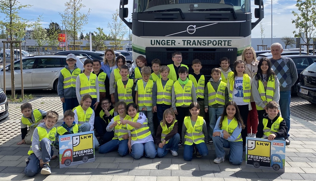 Die Klassenlehrerinnen Martina Beretzki und Astrid Wurglics sowie LKW-Fahrer Eduard Malits mit den Kindern der beiden 3. Klassen der Volksschule Güssing
