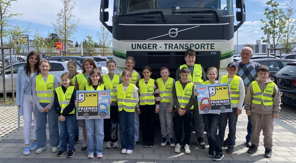 Klassenlehrerin Antonia Stubits und LKW-Fahrer Eduard Malits mit den Kindern der Klasse 4a der Volksschule Güssing