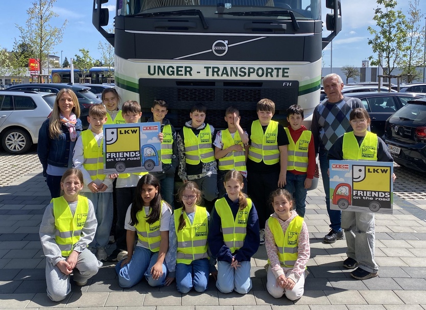 Klassenlehrerin Nicole Burits und LKW-Fahrer Eduard Malits mit den Kindern der Klasse 4b der Volksschule Güssing