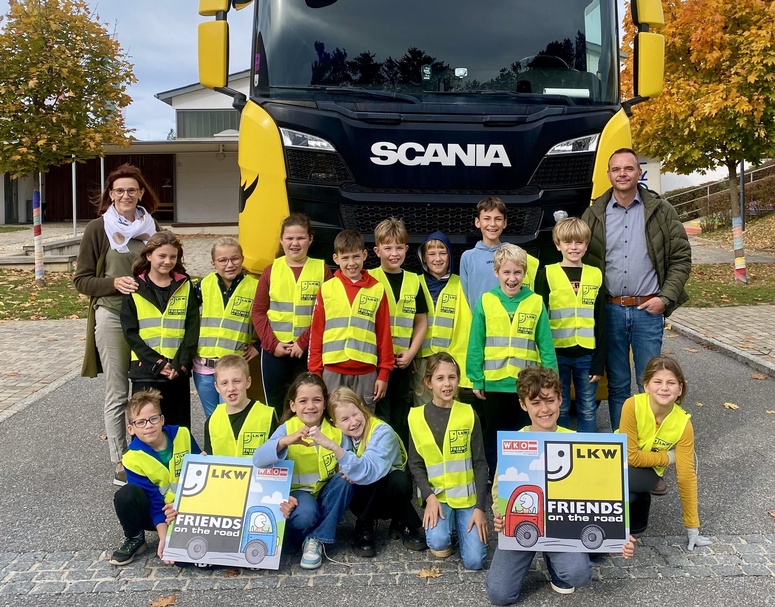 Klassenlehrerin Brigitte Fassl und Transportunternehmer Walter Medl mit den Kindern der 3. und 4. Klasse der Volksschule Heiligenkreuz 