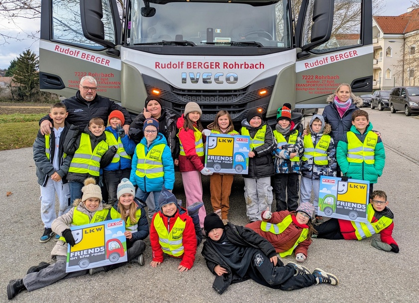 Lkw-Lenker Eröss Sandor und Klassenlehrerin Michaela Pinter mit den Kindern der 3. und 4. Klasse der Volksschule Loipersbach 