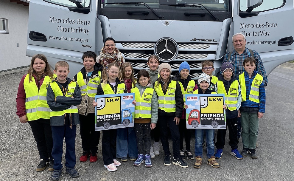 Klassenlehrerin Sarah Bozecski und Transportunternehmer Franz Renner mit den Kindern der 3. Klasse der Volksschule Pilgersdorf
