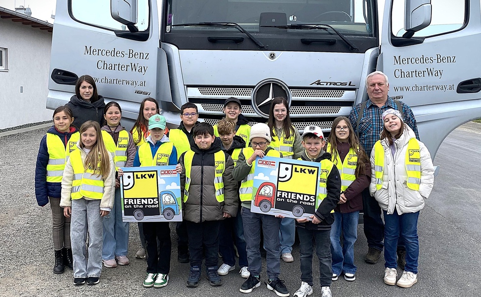 Klassenlehrerin Tanja Prandl und Transportunternehmer Franz Renner mit den Kindern der 4. Klasse der Volksschule Pilgersdorf