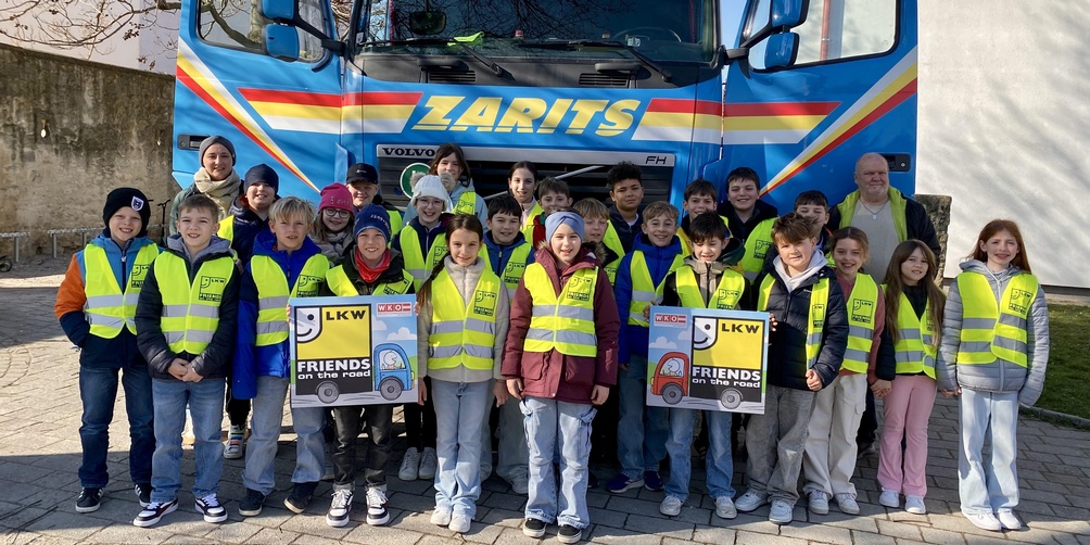 Klassenlehrerin Diana Jordanich und Lkw-Lenker Franz Schwentenwein mit den Kindern der 3b und 4b Klasse der Volksschule Wulkaprodersdorf