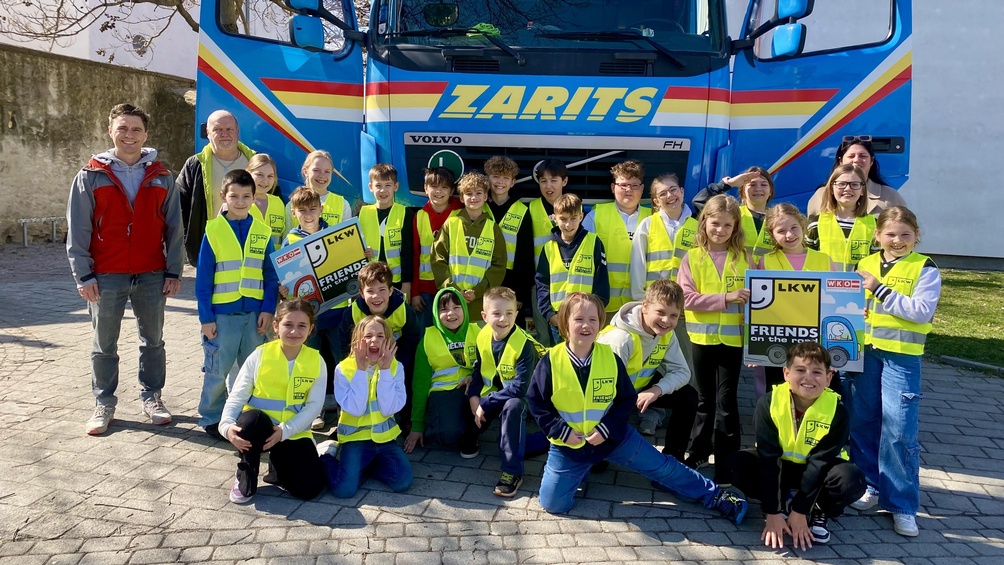 Die Lehrkräfte Tina Nabinger und Lukas Kornfeind (l.) sowie Lkw-Lenker Franz Schwentenwein mit den Kindern der 3a und 4a Klasse der Volksschule Wulkaprodersdorf