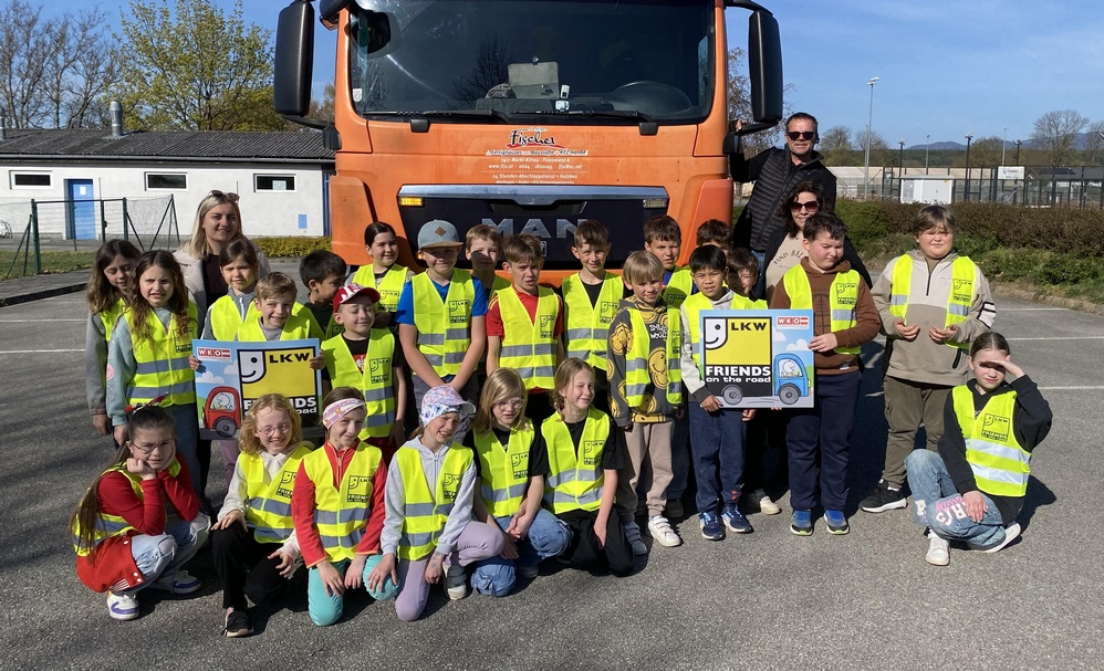 Die Klassenlehrerinnen Selina Cziszer und Mariem Ernst sowie Transportunternehmer Jürgen Fischer mit den Kindern der 3. Klasse der Volksschule Wolfau