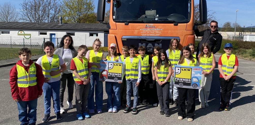 Klassenlehrerin Patrizia Kuch und Transportunternehmer Jürgen Fischer mit den Kindern der 4. Klasse der Volksschule Wolfau 