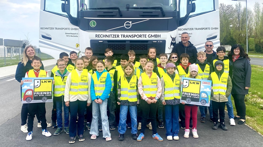 Die Klassenlehrerinnen Stefanie Radakovits und Heidemarie Marlovits, Disponent Rene Unger und LKW-Fahrer Norbert Talasz mit den Kindern der 3. und 4. Klasse der Volksschule Dürnbach 