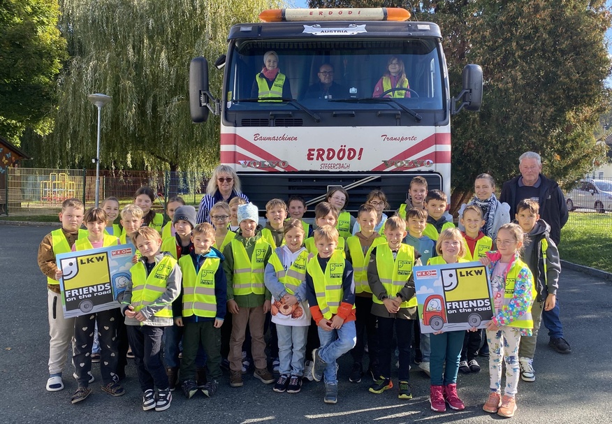 Transportunternehmer Christoph Erdödi, Direktorin Christa Resch-Jungschlager und Klassenlehrerin Silvia Konrath sowie Lkw-Fahrer Wolfgang Zsifkovits mit den Kindern der Volksschule Litzelsdorf 