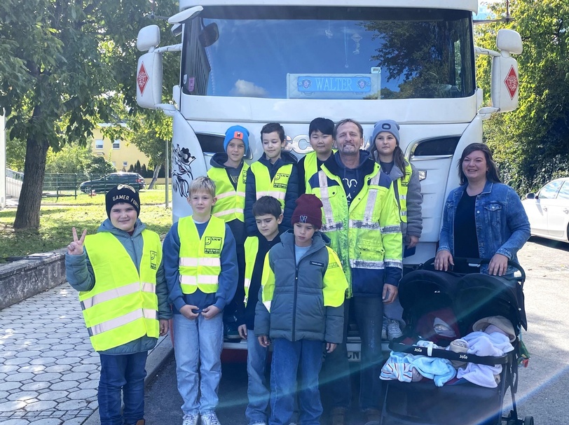 Transportunternehmerin Tanja Mersits und Lkw-Lenker Walter Fasching mit den Kindern der 3. und 4. Klasse der Volksschule Lutzmannsburg 