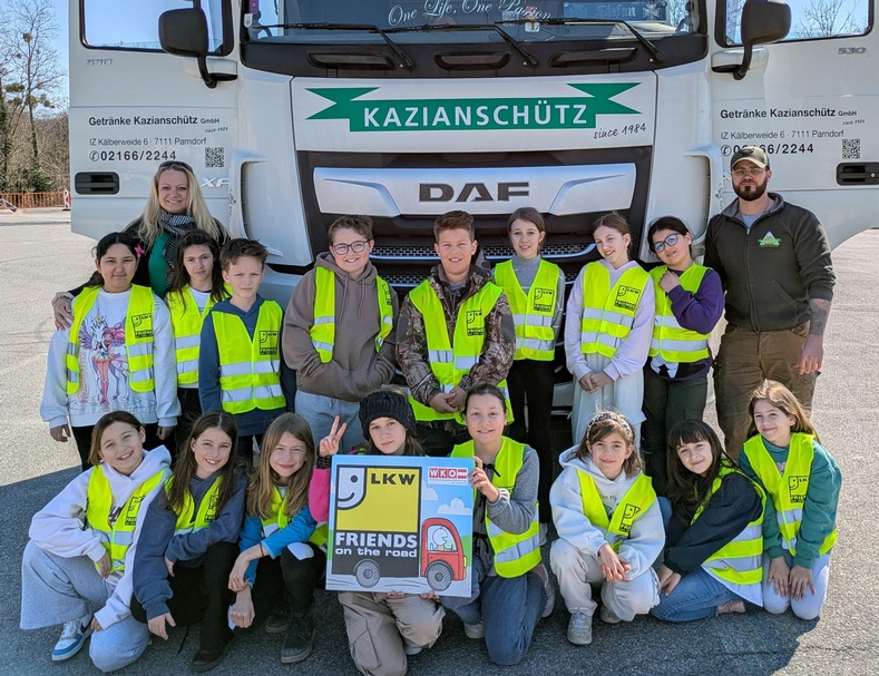 Klassenlehrerin Petra Hiermann und Lkw-Lenker Stefan Sommer mit den Kindern der 4. Klasse der Volksschule Bruckneudorf. 