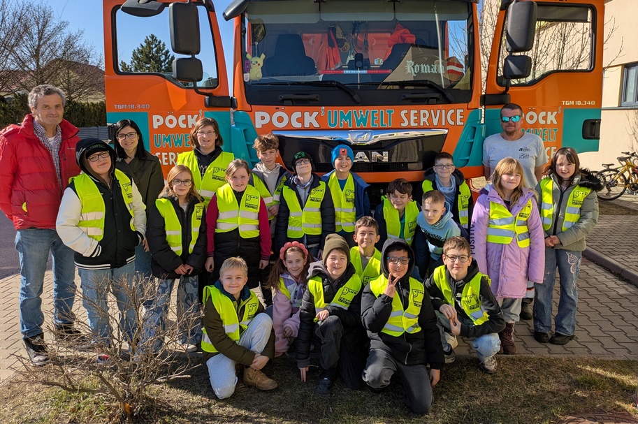 Klassenlehrer Manfred Auer (l.), Klassenlehrerin Vanessa Ehrnhofer und Lkw-Lenker Roman Haszonits mit den Kindern der 3. und 4. Klasse der Volksschule Winden. 