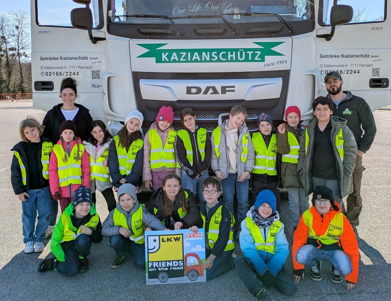 Klassenlehrerin Katharina Schweifer und Lkw-Lenker Stefan Sommer mit den Kindern der 3a Klasse der Volksschule Bruckneudorf. 