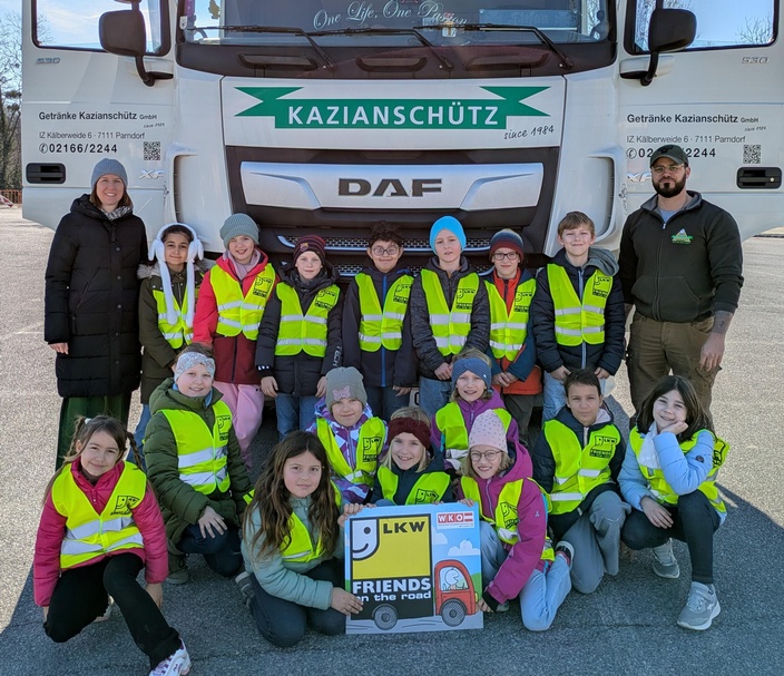 Klassenlehrerin Lena Nejeshleba und Lkw-Lenker Stefan Sommer mit den Kindern der 3b Klasse der Volksschule Bruckneudorf.