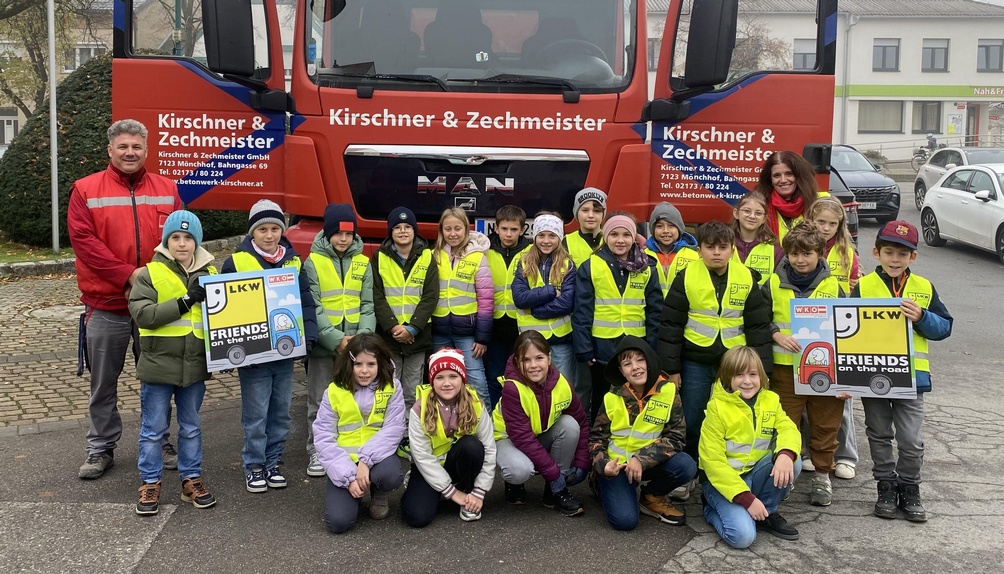 Lkw-Fahrer Peter Pollreis und Klassenlehrerin Michaela Pfeller mit den Kindern der 3. Klasse der Volksschule Halbturn