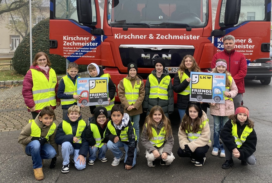 Klassenlehrerin Christine Jezik und Lkw-Fahrer Peter Pollreis mit den Kindern der 4. Klasse der Volksschule Halbturn 