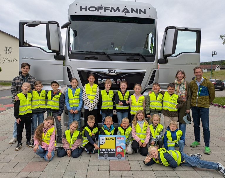Klassenlehrer Valentin Tschech, Klassenlehrerin Sonja Hoffmann und Transportunternehmer Michael Hoffmann mit den Kindern der Volksschule Inzenhof. 