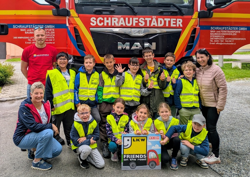 Lkw-Lenker Benedek Szöllösi, Schulassistentin Karin Regel und Klassenlehrerin Ingrid Landl (r.) mit den Kindern der 3a Klasse der Volksschule Wimpassing