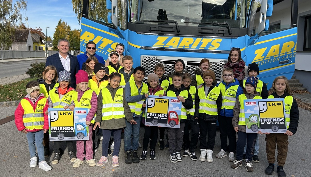 Spartengeschäftsführer Bernhard Dillhof, Lkw-Lenker Dietmar Grafl und die Klassenlehrerinnen Dagmar Granabetter und Barbara Kirschberger mit den Kindern der Volksschule Antau 