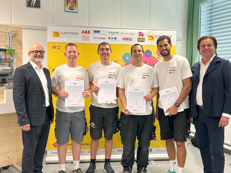 Schulleiter Georg Krammer, Kilian Gerdenitsch, Daniel Böhm, Simon Lackner, Jahe Berbati und Landesinnungsmeister Franz Buchinger (v. l.)  