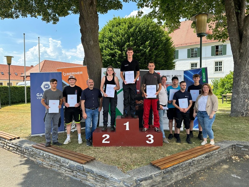 Alexander Bredl, Florian Cenker, Landesinnungsmeister Manfred Beck, die Zweitplatzierte Lena Iby, Sieger Raphael Simon, der Drittplatzierte Ralph Ringbauer, Landeslehrlingswart Hermann Csmarits, Gabriel Strebl, Marcel Börner, Fabian Brunner und Carola Semeliker (v. l.) 