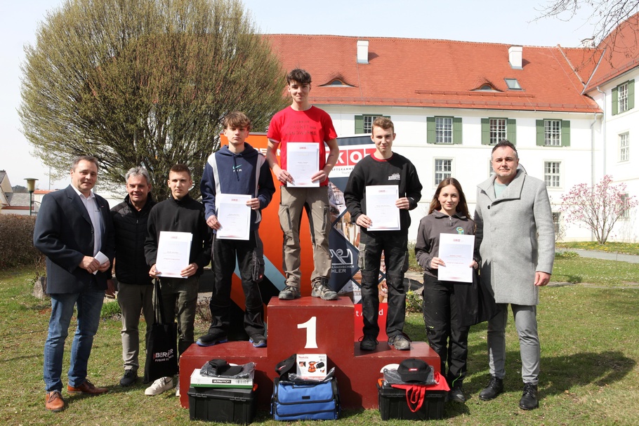 Christoph Grünwald (Landesinnungsmeister), Claus Holzer (Berner), Bewerbsteilnehmer Jozsef Meszaros (GH-Möbeltischlerei Hoffmann), der Zweitplatzierte Joshua Woltran (Neudörfler Office Systems), Sieger Sandro Stransky (Tischlerei Ecker), der Drittplatzierte Tobias Deutsch (Tischlerei Schweitzer), Bewerbsteilnehmerin Johanna Schmidt (GH-Möbeltischlerei Hoffmann) und Thomas Kornfeind (Fachgruppengeschäftsführer der Tischler und Holzgestalter Burgenland) (v. l.).