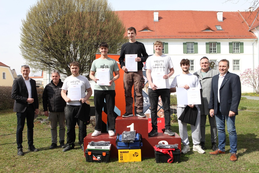 Werner Szuppin (Odörfer), Claus Holzer (Berner), Bewerbsteilnehmer Tizian Krammer (GH-Möbeltischlerei Hoffmann), der Zweitplatzierte Sebastian Fink (Neudörfler Office Systems), Sieger Elias Kranawetter (Lehrbetrieb Lukas Reinhofer), der Drittplatzierte Leon Lanz (Neudörfler Office Systems), Bewerbsteilnehmer Martin Michalitsch (Dialog Bildungs- und Beratungsinstitut GmbH), Thomas Kornfeind (Fachgruppengeschäftsführer der Tischler und Holzgestalter Burgenland) und Christoph Grünwald (Landesinnungsmeister) (v. l.).