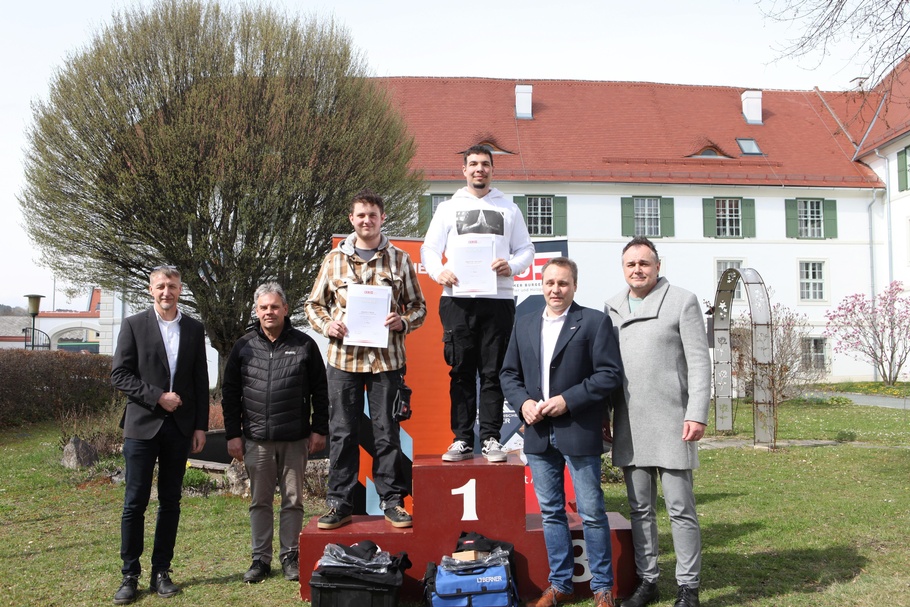 Werner Szuppin (Odörfer), Claus Holzer (Berner), der Zweitplatzierte Dominik Streng (Neudörfler Office Systems), Sieger Sebastian Griecher (Lehrbetrieb Schütz Gesellschaft m.b.H.), Christoph Grünwald (Landesinnungsmeister) und Thomas Kornfeind (Fachgruppengeschäftsführer der Tischler und Holzgestalter Burgenland) (v. l.). 