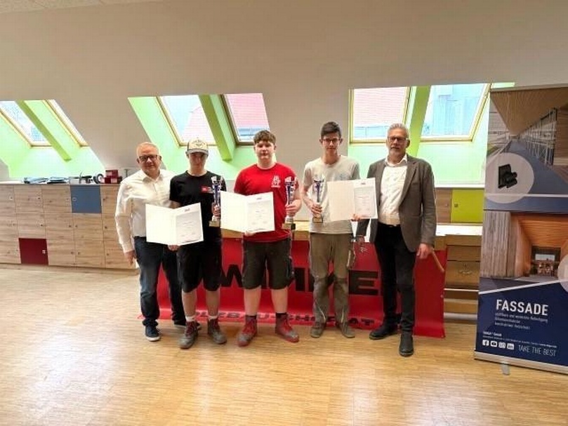 Landeslehrlingswart Josef Schedl, Marco Schneider, Dominic Sühs, Alexander Gleichweit und Landesinnungsmeister Mst. Josef Sachs (v. l.) 