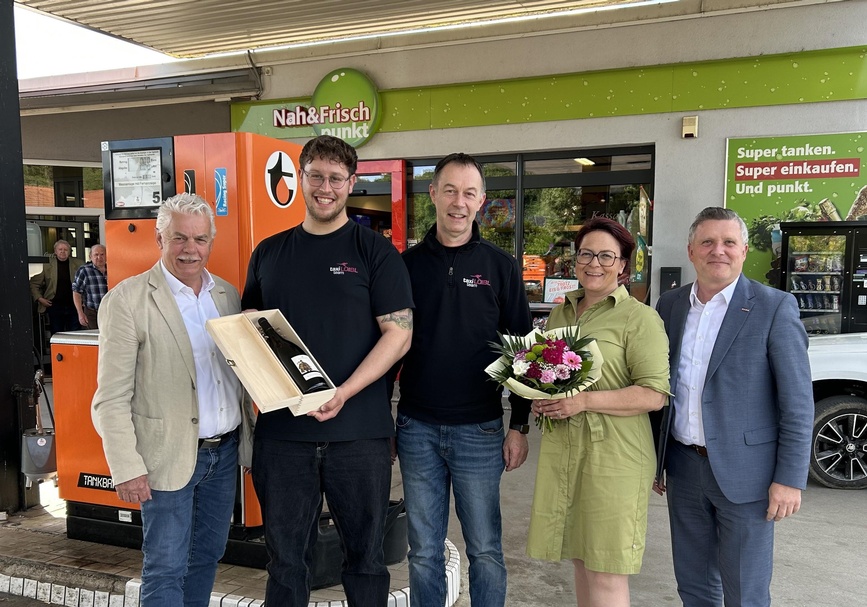 Regionalstellenobmann KommR Stefan Kneisz, Marvin Loibl, Gottfried Loibl, Fachgruppenobfrau Tanja Stöckl und Spartengeschäftsführer Bernhard Dillhof (v. l.). 
