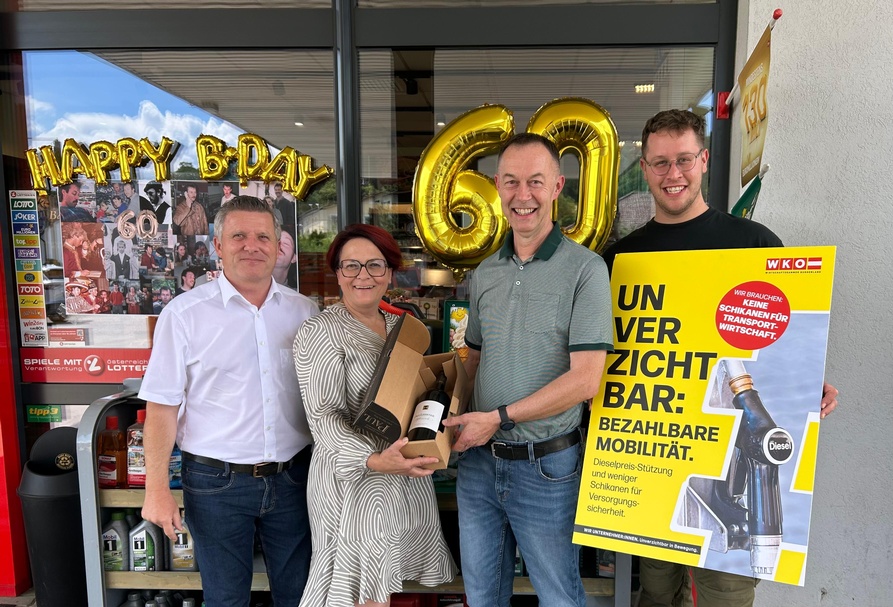Spartengeschäftsführer Bernhard Dillhof, Fachgruppenobfrau Tanja Stöckl, Gottfried und Marvin Loibl (v. l.) 