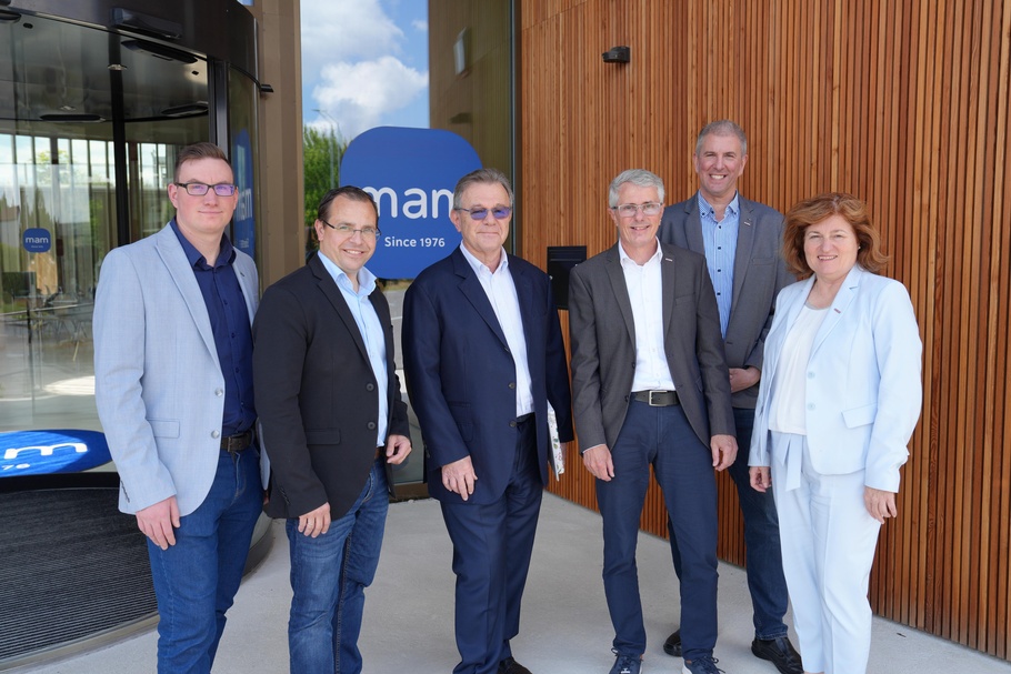 Andreas Rauhofer (WK), Mst. Andreas Wirth (Wirtschaftskammerpräsident), Ing. Peter Röhrig (CEO und Gründer der Firma MAM), DI Norbert Polatschek (Vorsitzender der Fachvertretung der Kunststoffverarbeiter), Alexander Kraill (Fachgruppengeschäftsführer) und Dr. Doris Granabetter (Spartengeschäftsführerin) (v. l.). 