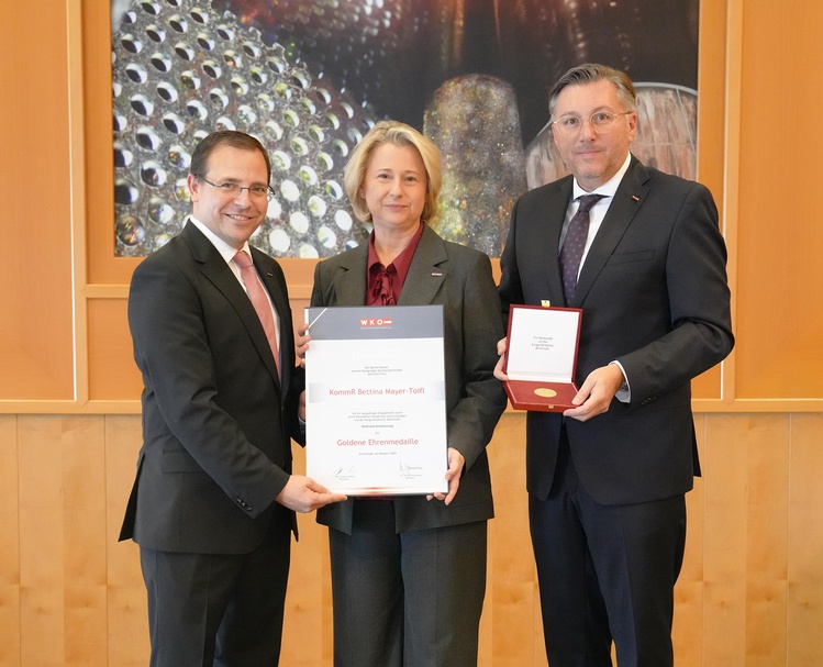 Goldene Ehrenmedaille: Wirtschaftskammerpräsident Mst. Andreas Wirth, KommR Bettina Mayer-Toifl und Wirtschaftskammerdirektor Harald Schermann