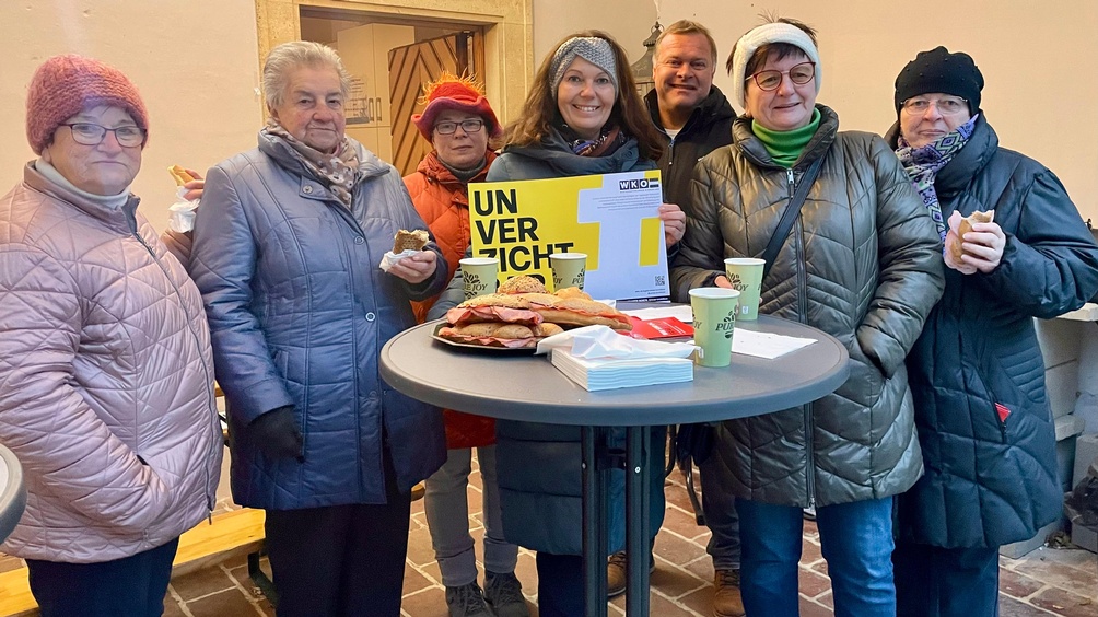 Melanie Eckhardt, Obfrau das Markthandels (M.), mit interessierten Teilnehmern der Veranstaltung.