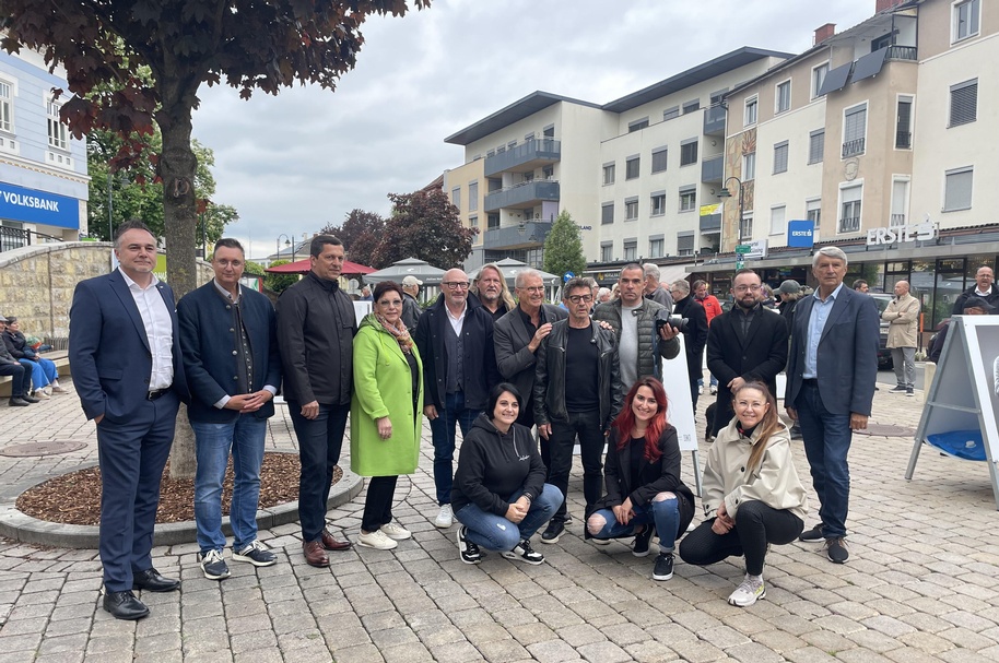 Fachgruppengeschäftsführer Thomas Kornfeind, Regionalstellenleiter Thomas Novoszel, Vizebürgermeister Franz Fabian, KommR Hertha Wallits-Guttmann, Ernst Breitegger, Gerhard Bergmann, Johannes Horngacher, Landesinnungsmeister Mst. Erwin Muik, Martin Pfeiffer, Marco Schändl und Bürgermeister Vinzenz Knor; hockend (v. l.).: Nicole Oberhofer, Jasmin Kuch und Rodica Zita Würth.