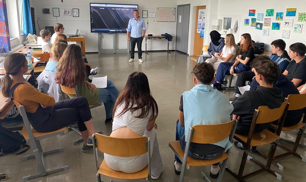 René Mahlknecht mit Schülerinnen und Schülern der 4a der MS Deutschkreutz 