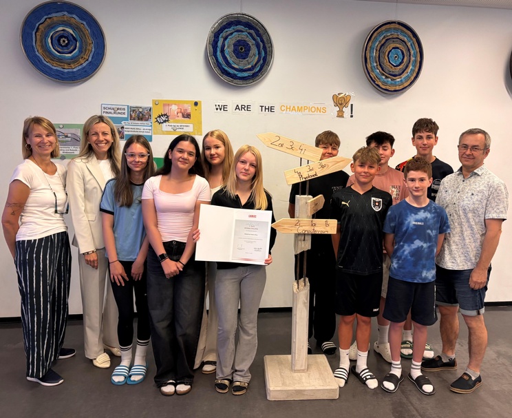 Die Schüler der Baugruppe der NMS Markt Allhau präsentierten mit ihrem Lehrer Hans Oberhofer sowie Direktorin Daniela Hallemann und Katrin Sagmeister, Geschäftsführerin der Landesinnung Bau (2. v. l.), ihr Werk, einen Wegweiser.